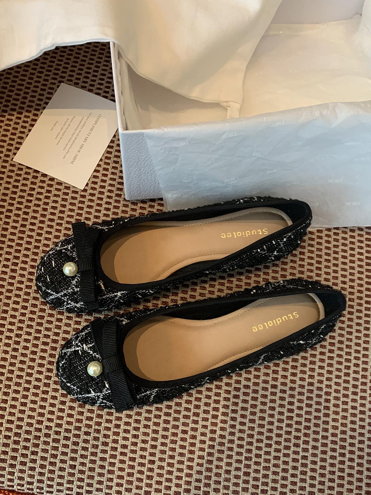 

Sheepskin version~ Grape mother of the same temperament round head pearl bow small fragrant style flat bottom shallow mouth commuting single shoes w 35