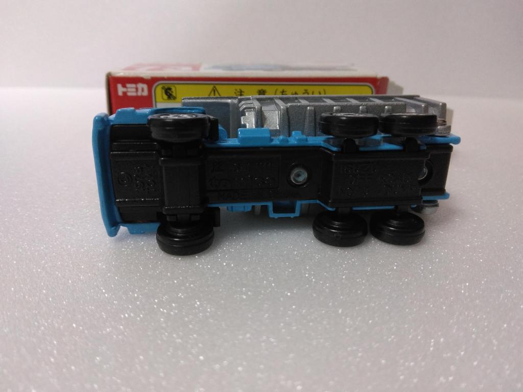 Tomica No. 73 (164 scale) Isuzu Off-road Dump Truck, Blue, Made in China