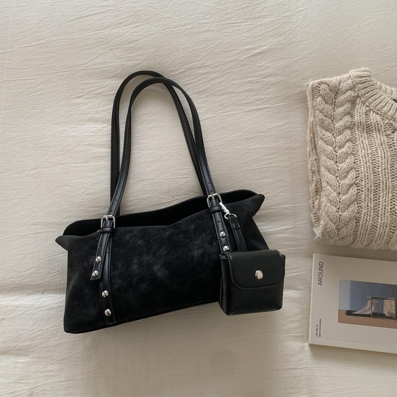 

Модная сумка женская 2025 новая зимняя простая и универсальная на плечо подмышку сумка большой вместимости для поездок на работу сумка-мессенджер чёрный