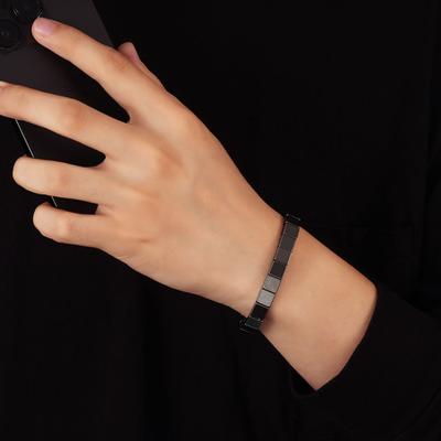 Verstelbare herenarmband met zwarte galstenen, glad oppervlak, elastisch, sieraadaccessoire.