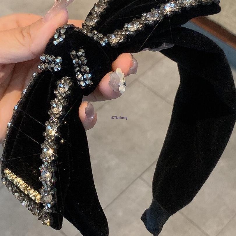 Black Velvet Rhinestone Bow Hairband: Versatile Wash Face and Outing Accessory.