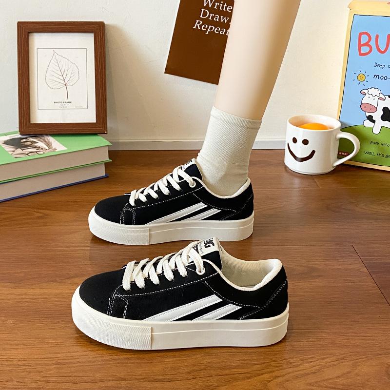 

Fashion casual board shoes women s 2025 spring and autumn new sports shoes versatile thick soles increase height and comfort niche white shoes 35 чёрный