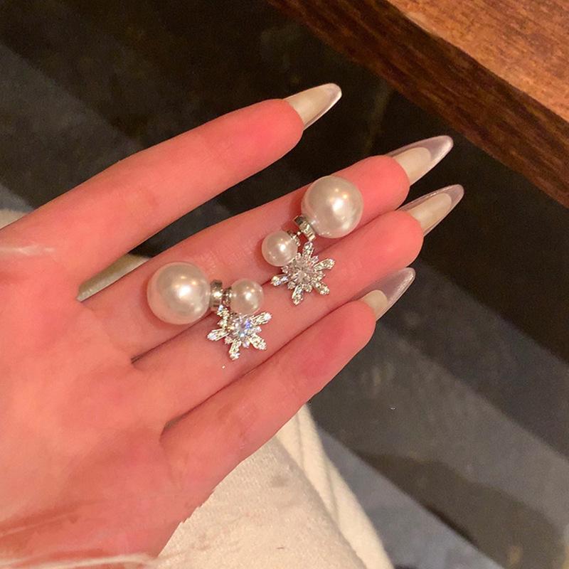 Exquisite Silver Needle Zirconia Snowflake Pearl Earrings: High-End Light Luxury Ear Studs with Unique Design