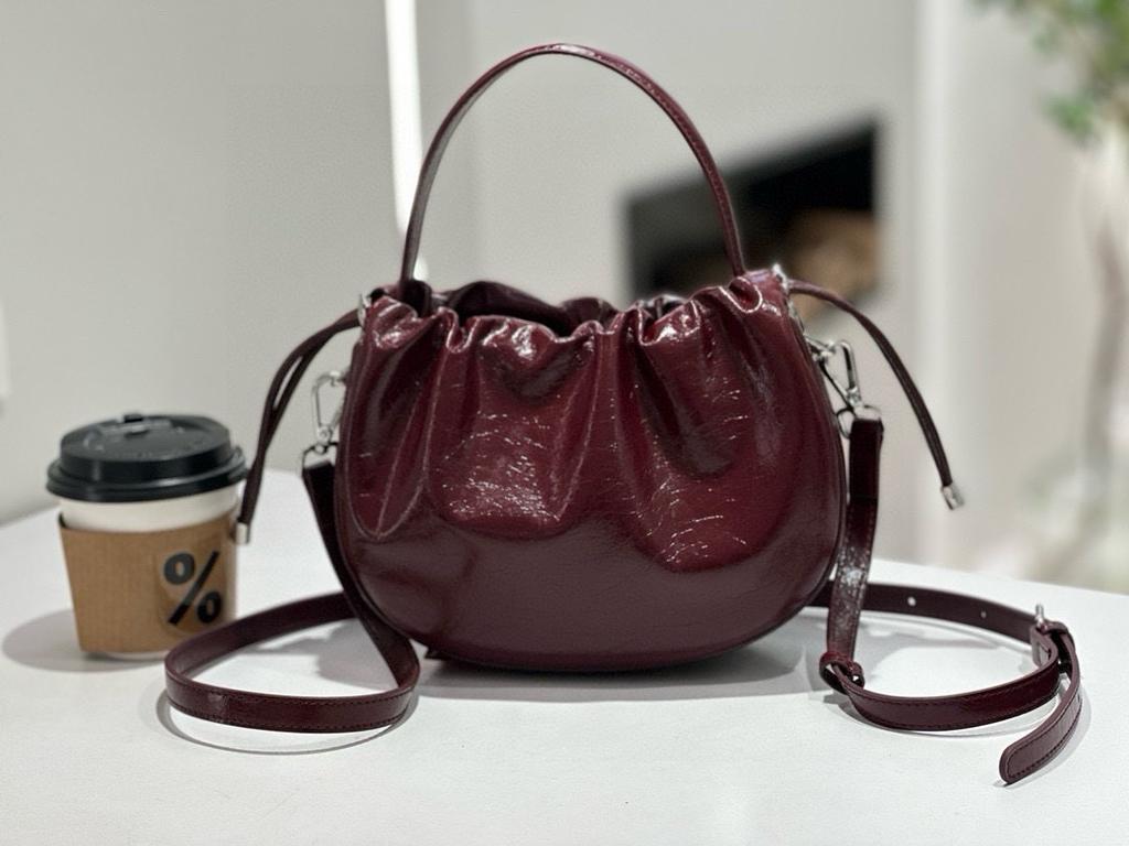 Borsa da donna 2025 primavera ed estate nuova borsa in pelle pieghettata portatile borsa a tracolla a catena sotto il braccio borsa a spalla a nuvola