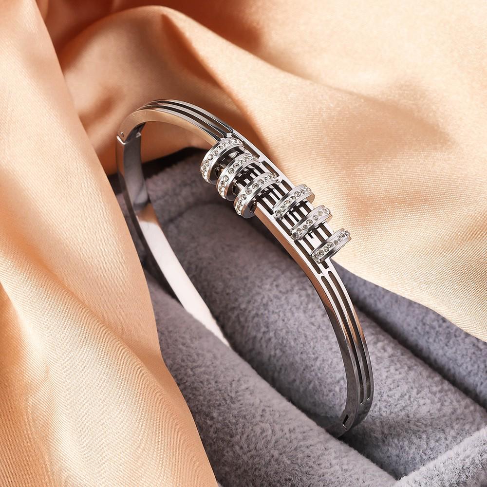 Женский роскошный браслет из титановой стали с полым дизайном и инкрустированными круглыми бриллиантами