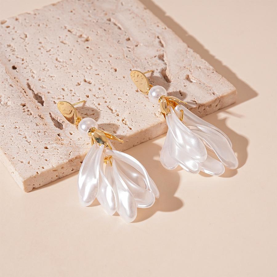 Vintage imitation pearl petal fringed silver needle earrings French vacation style commuter earrings