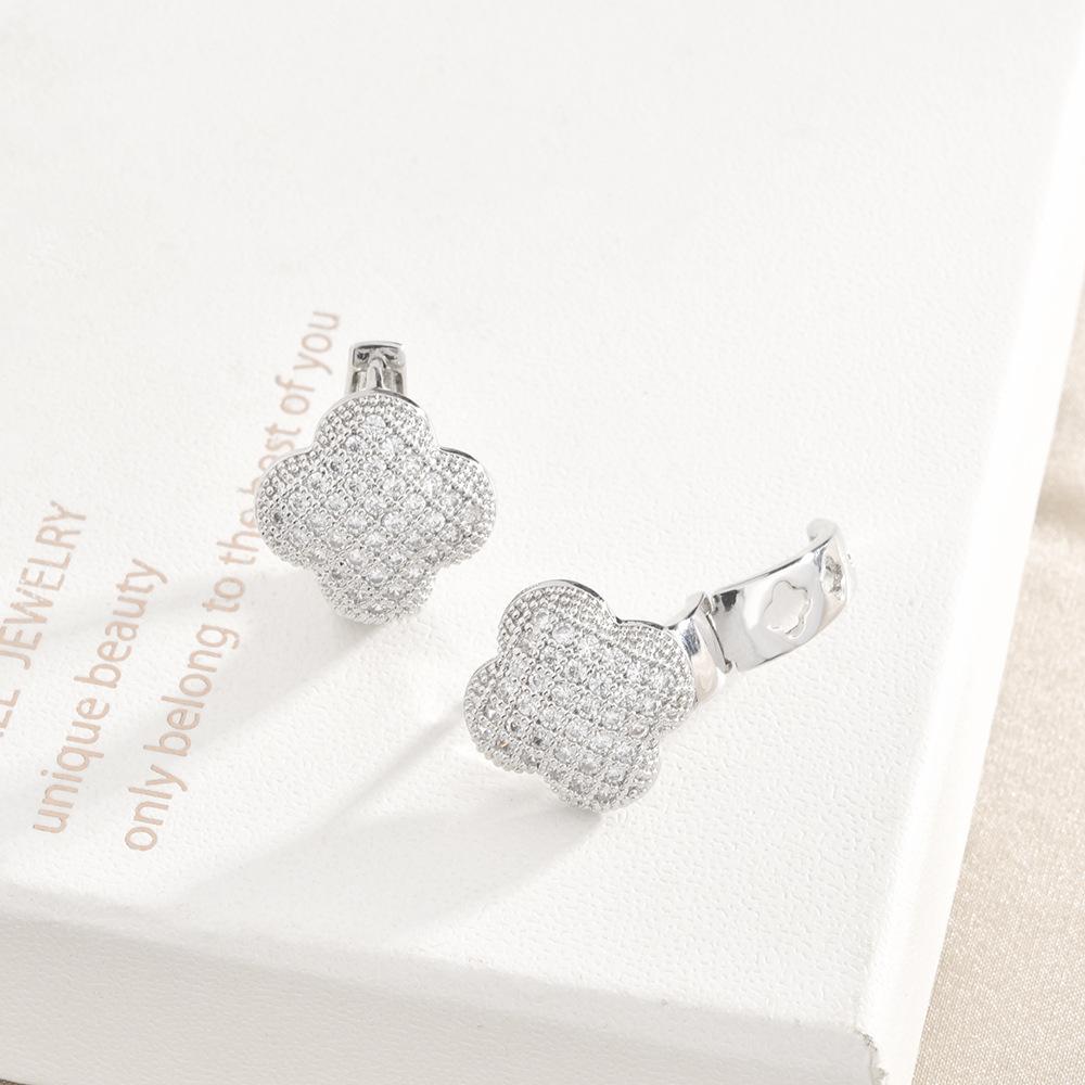 Exquisite Kleeblatt-Steckohrringe Mikropavé Zirkonia Vergoldete Glücksohrstecker für Damen