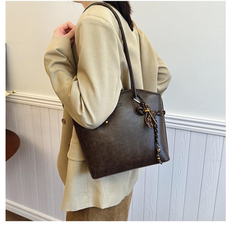 Exquisite retro tote bag women's new large-capacity commuter bag versatile casual shoulder shopping bag