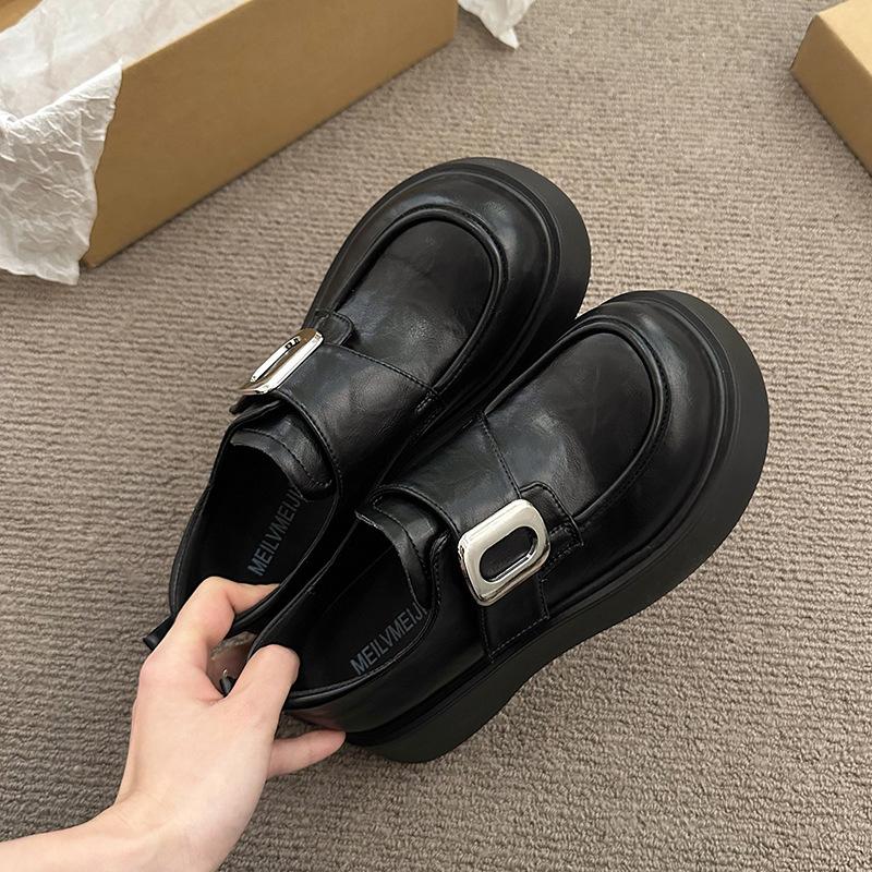 

Женские лоферы 2025 весна новые ретро коричневые на липучке одинарные туфли платформа с утолщением британский стиль маленькие кожаные туфли 35 чёрный