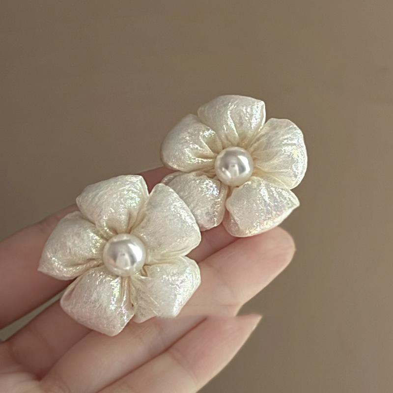 White Flower Pearl Stud Earrings Summer Small Fresh and Sweet Earrings High Sense Fashion Versatile Earrings
