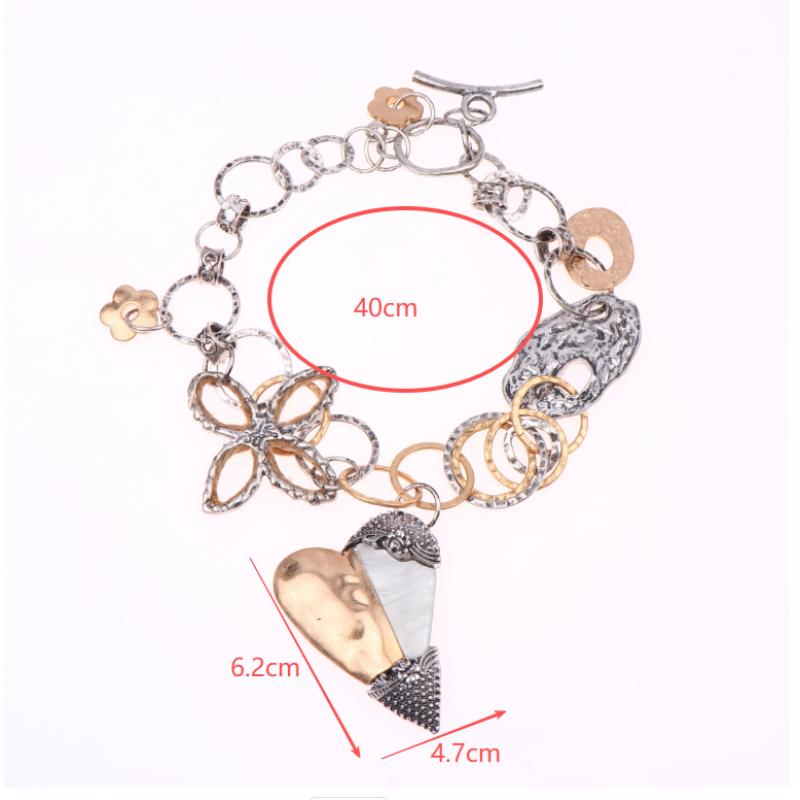 

.Vintage Inspired Floral Heart Pendant Metal Necklace Medieval Splicing Collar Light Party Personalised Jewelry Gift For Women