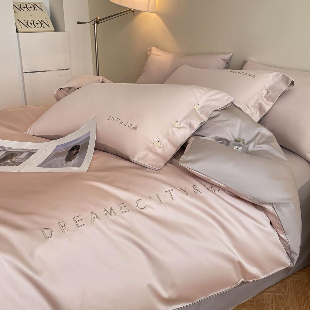 Vierteiliges Set aus reiner Baumwollbettwäsche Leichter Luxus, Hautfreundlich und Bequem Gewaschene Laken Bettbezüge Kissenbezüge.