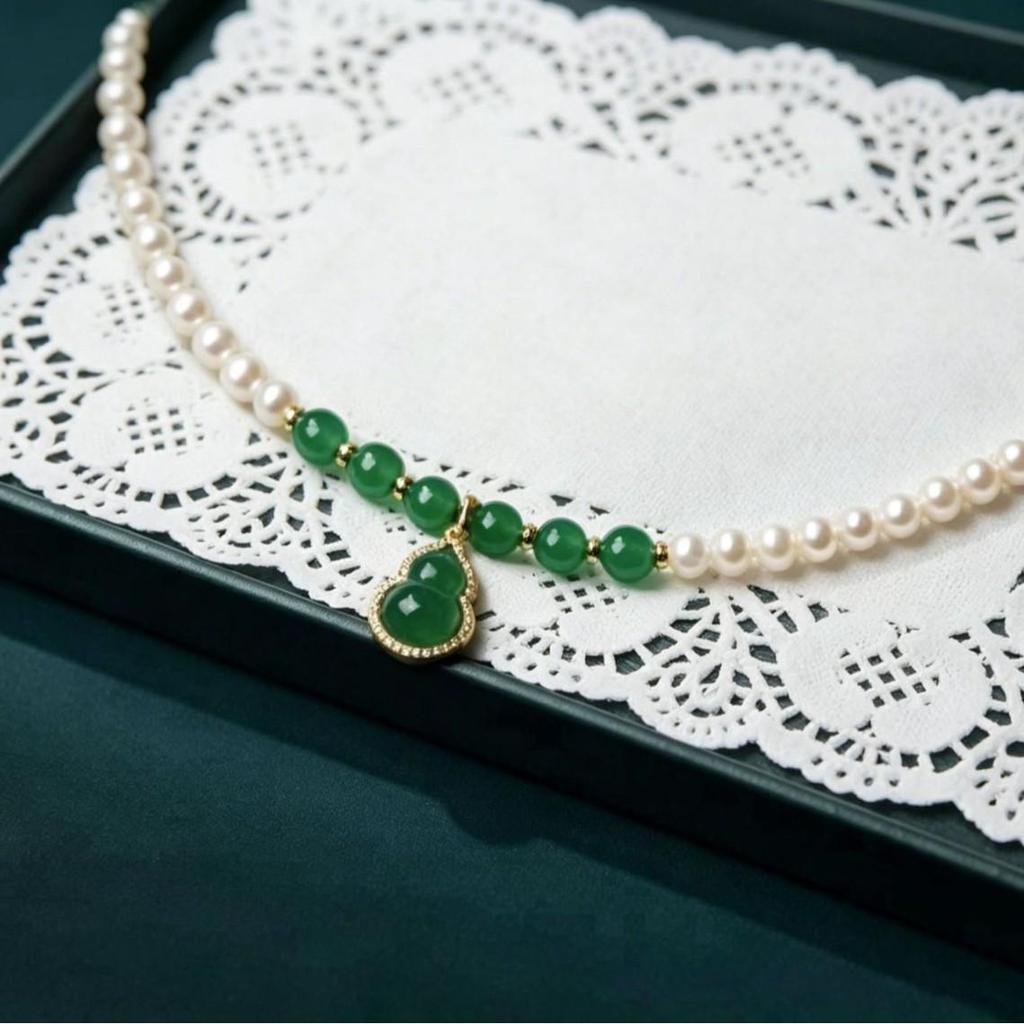 Shi Family Luxury Pearl Necklace with Green Agate Pendant – Elegant Gift for Women and Mothers