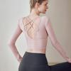 Damen Herbst/Winter Yoga Top mit integriertem BH, Langarm, Ausgeschnittenem Rücken, Trägern und Polstern.