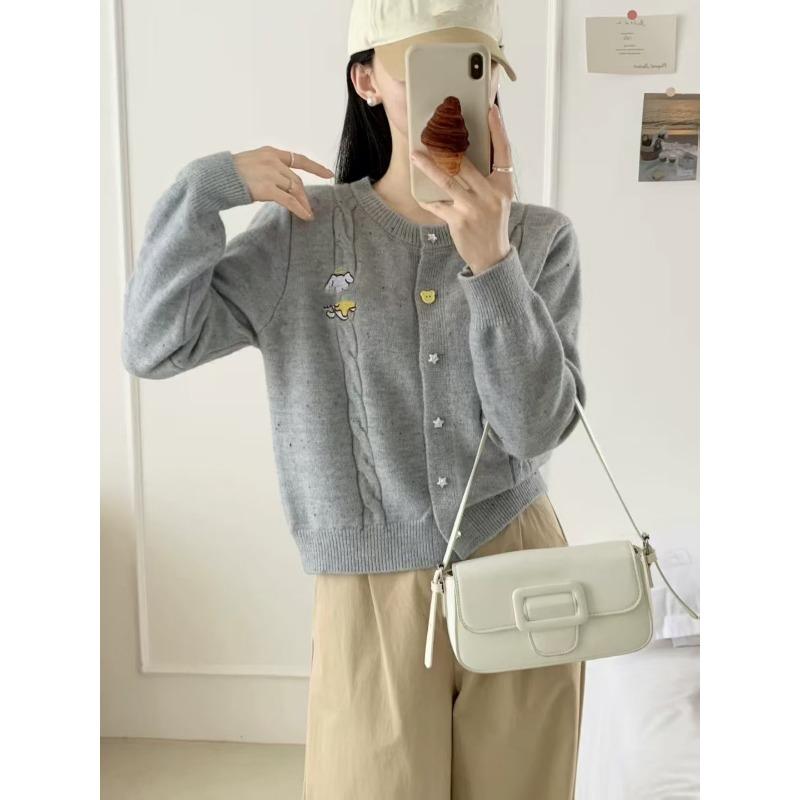 

Осень и зима новый мультяшный вышитый свитер-жакет с бантом женский свежий и милый мягкий восковой вязаный кардиган one size fits all