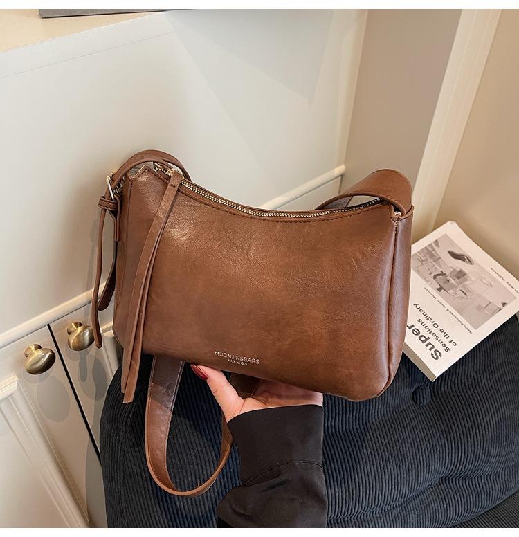 

Korean version of large-capacity bag women s 2025 winter new fashion soft leather shoulder messenger bag foreign style commuting коричневий
