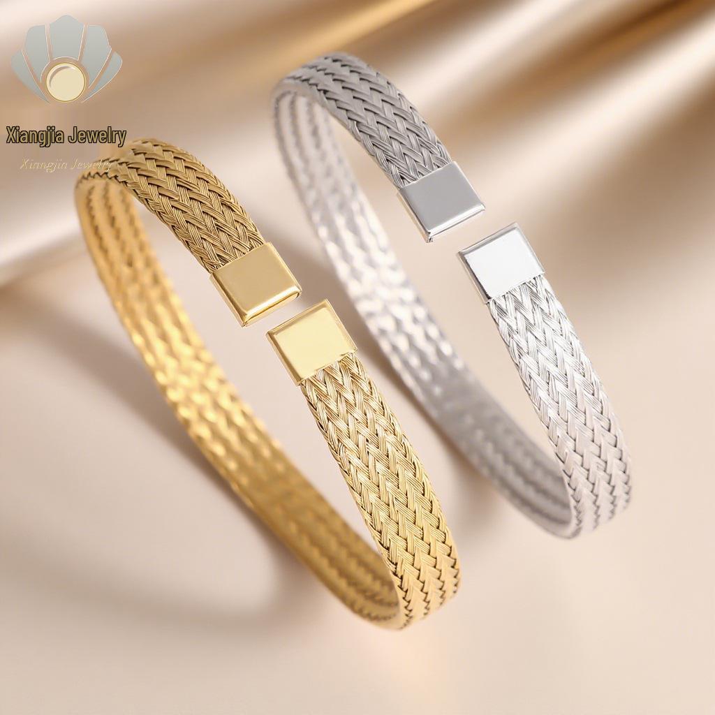 Bracciale Aperto in Acciaio Titanio High-End Europeo-Americano: Bracciale Intrecciato Semplice e alla Moda, Placcato Oro, Lusso Leggero