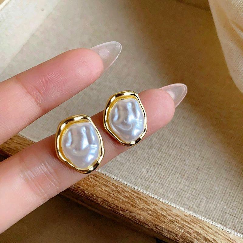 Trending Minimalist Geometric Irregular Round Metal Pearl Earrings for Women Personality Vintage Baroque Stud Earrings Jewelry