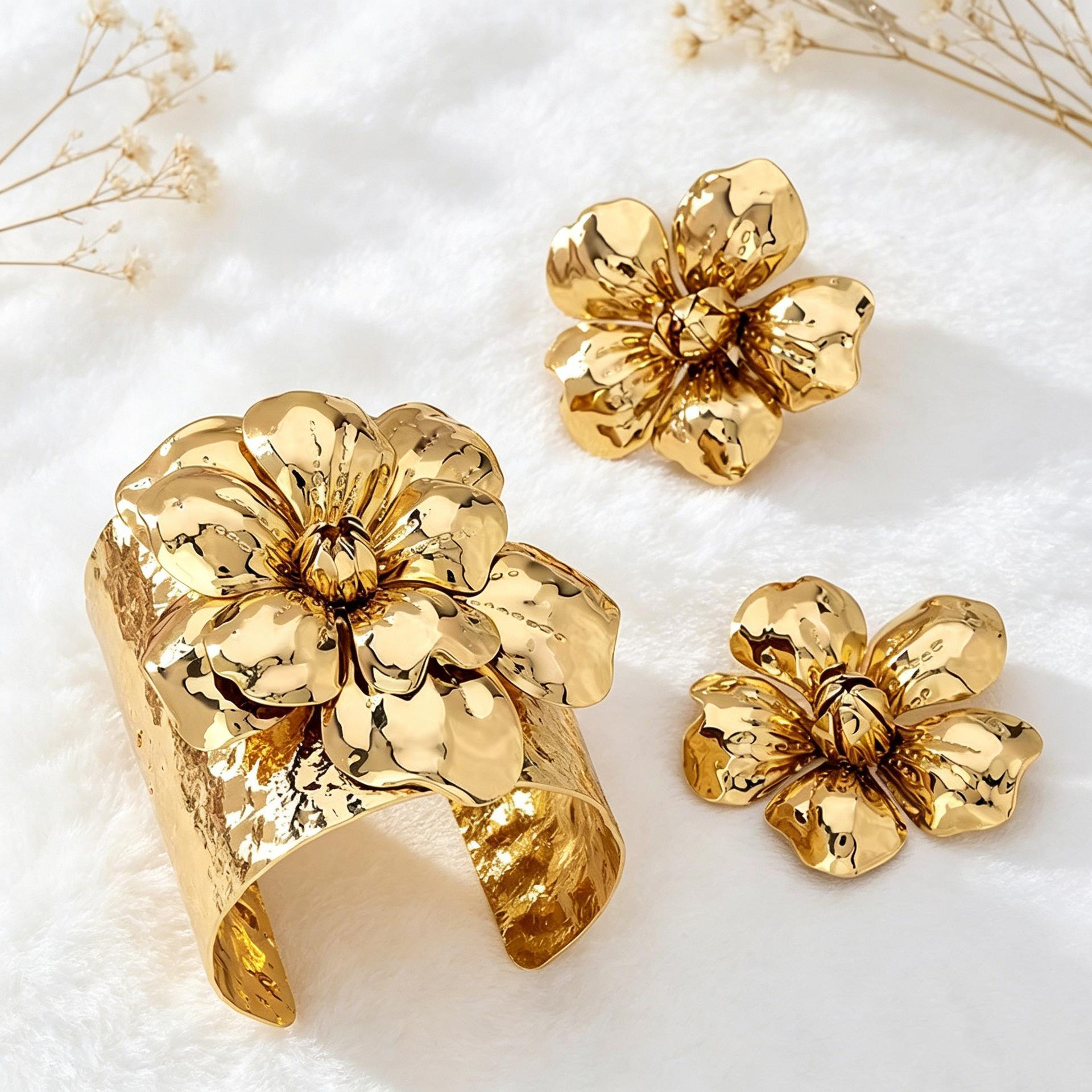 Retro Exaggerated Old Three-dimensional Flower Metal Texture Hard Bracelet Bracelet Stud Earrings Women золотисто-желтый