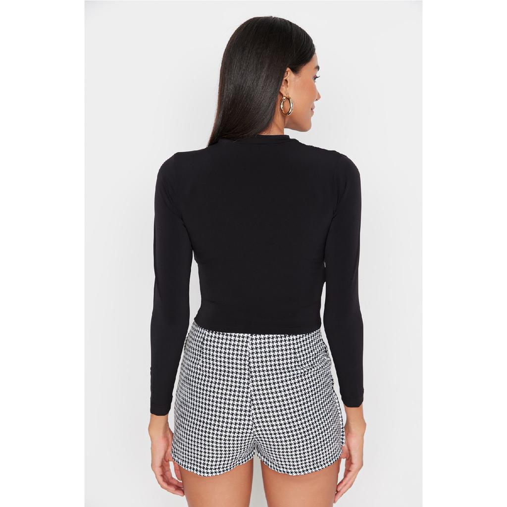 Schwarze, eng anliegende, eng anliegende, dehnbare Strickbluse mit hohem Kragen und gerafften Ärmeln Twoaw23el01391