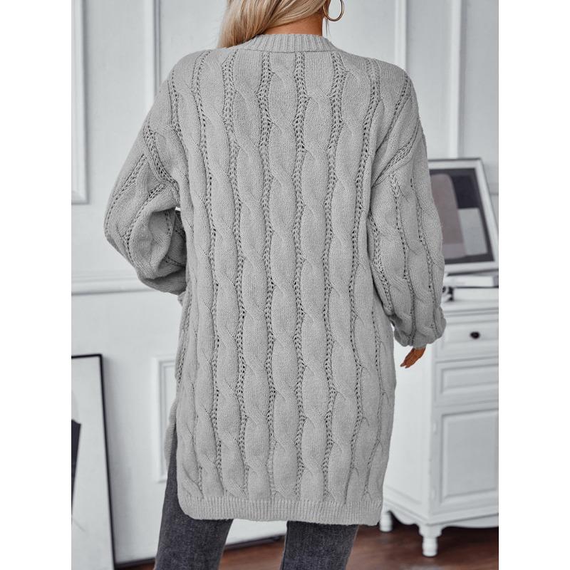 Dámský podzimní a zimní úpletový kardigan střední délky volného střihu s véčkovým výstřihem a copánkovým vzorem v jednobarevné variantě