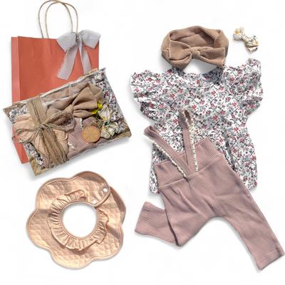 Baby Babykleidung Set Inklusive Geschenk und Tragetasche [mic.an] Für Mädchen (70 Stück), Lätzchen, Strampler, Wickeln, (Weiß, 70)