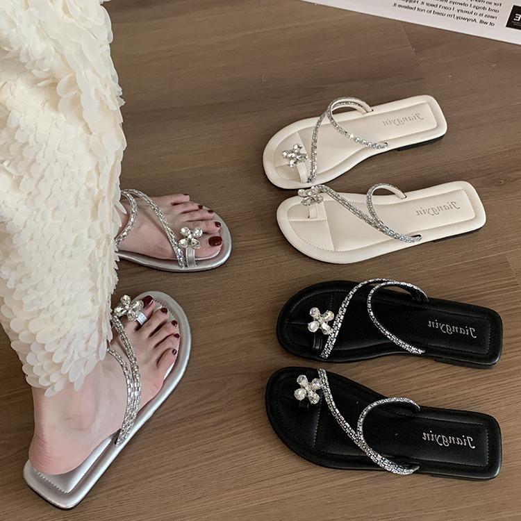 Franse kleine coole slippers met platte zool dames 2025 nieuwe zomer zachte zool met strass steentjes mooie strandsandalen vismond