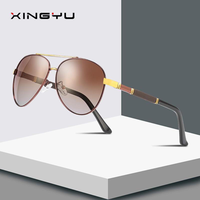 

Европейские и американские мужчины и женщины теряют цвет, используя поляризационные солнцезащитные очки для вождения