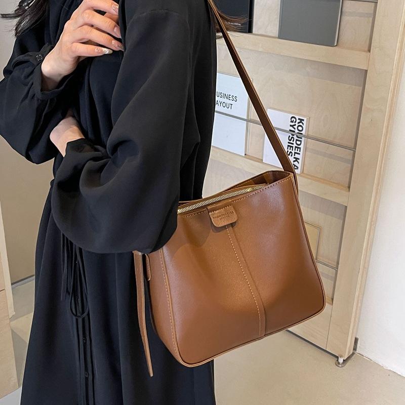 Women's New Solid Color Bag Large-capacity Commuter Messenger Bag Versatile Shoulder Bag