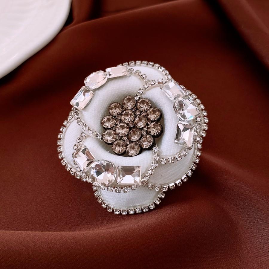 Średniowieczna Vintage Broszka z Kontrastującą Pszczołą Inkrustowana Diamentami Retro Lekki Luksus High-endowa Korsaż Wykwintne Wszechstronne Dodatki Kobiety