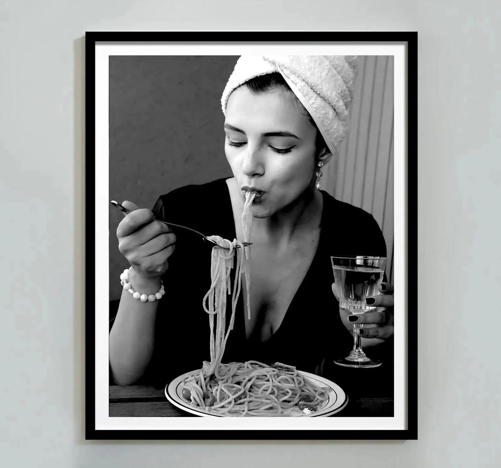 Retro Art Black and White Picture Italian Style Girls Eating Pasta Together Picture Home Room Restaurant Decoration