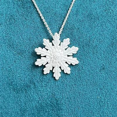 Neue Weihnachtsschneeflocke Damen Anhänger Gold Silber Weiß Schmuck Halskette – Modische vielseitige Kragenkette Großhandel