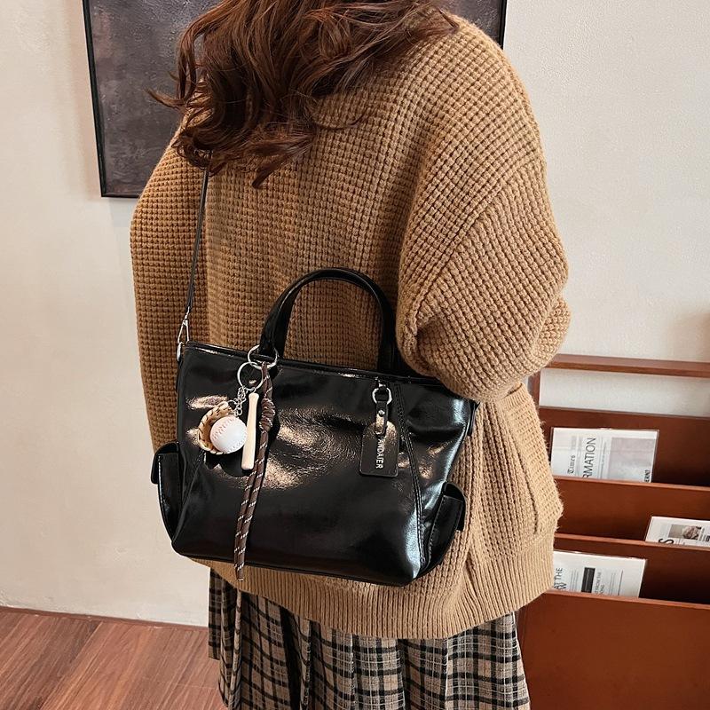 Fashion Trendy Portable Bucket Bag 2025 New Simple Casual Shoulder Bag Premium Messenger Bag