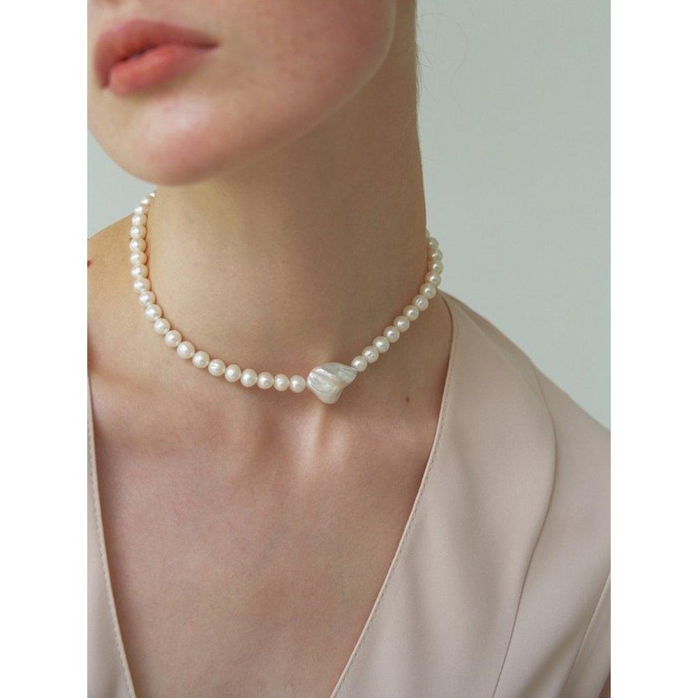 One Wiggly Pearl Choker