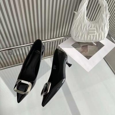 Zwarte pendelaar professioneel puntige neus dunne hak lichte mond enkele schoenen nude vierkante gesp lakleer hoge hakken dames nieuwe modellen