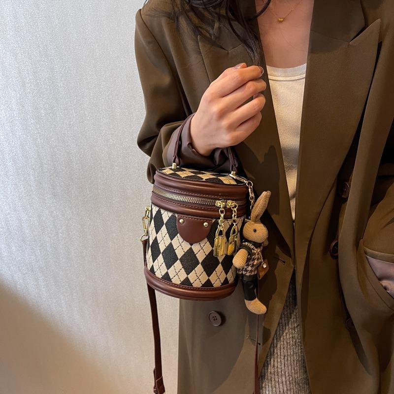 Retro Versatile Small Bag Women's Autumn New Fashion Niche Messenger Bag Texture Diamond Portable Bucket Bag