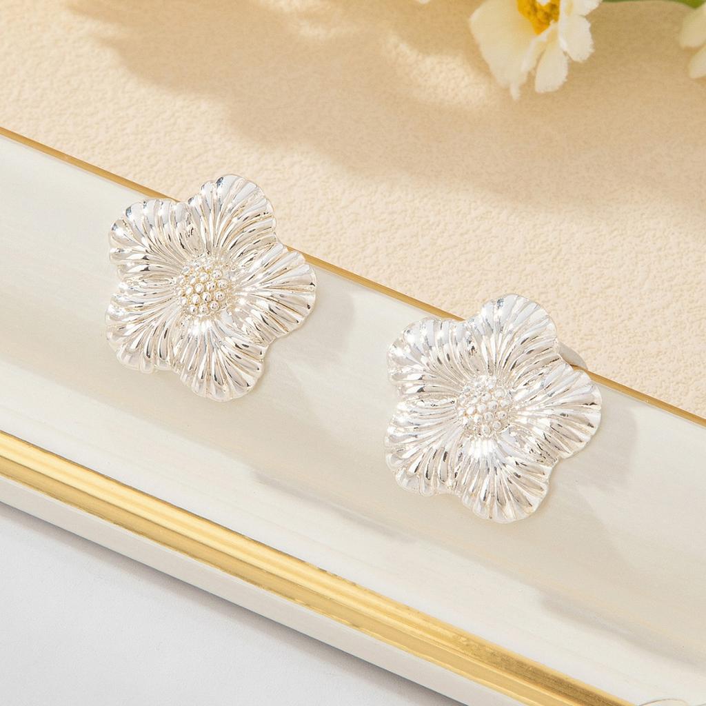 1 Pair of Retro Texture Sunflower Texture Flower Metal Light Luxury Temperament Sweet Literary Stud Earrings