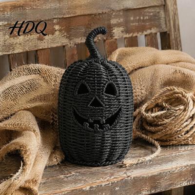 Einzigartige Mattschwarze Figur Rattan-Optik Kürbisfigur Halloween Harzstatue mit Hexe Herbst Tischdekoration Hut Rustikales Weidenornament
