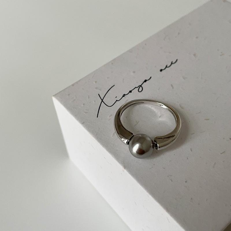 

Кольцо с жемчугом из холодного и гладкого металла, женский нишевый дизайн, элегантный темперамент, модное и изысканное, универсальное кольцо.