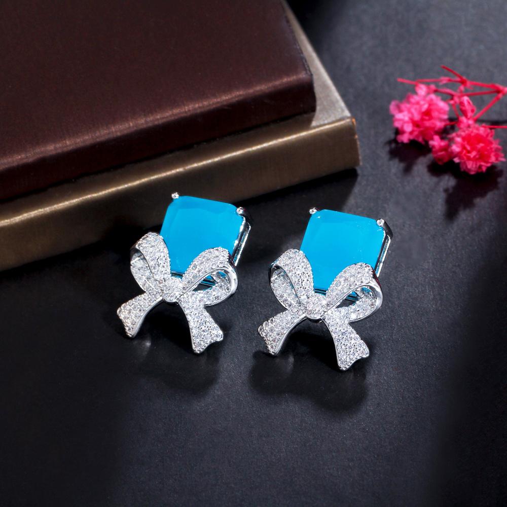 CMM Einzigartige Ohrstecker mit winzigen Zirkonia in Rosa, Blau und Grün, geometrische Schleife