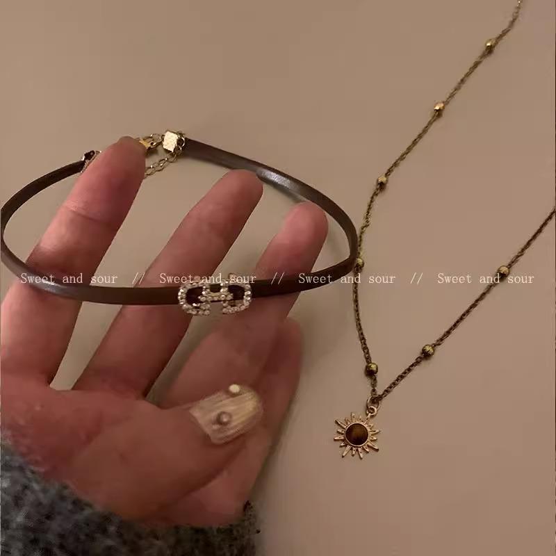 Women's Leather Tiger Eye Layered Necklace - Retro Double-Layer Choker Accessory with High-End Luxury Clavicle Chain.