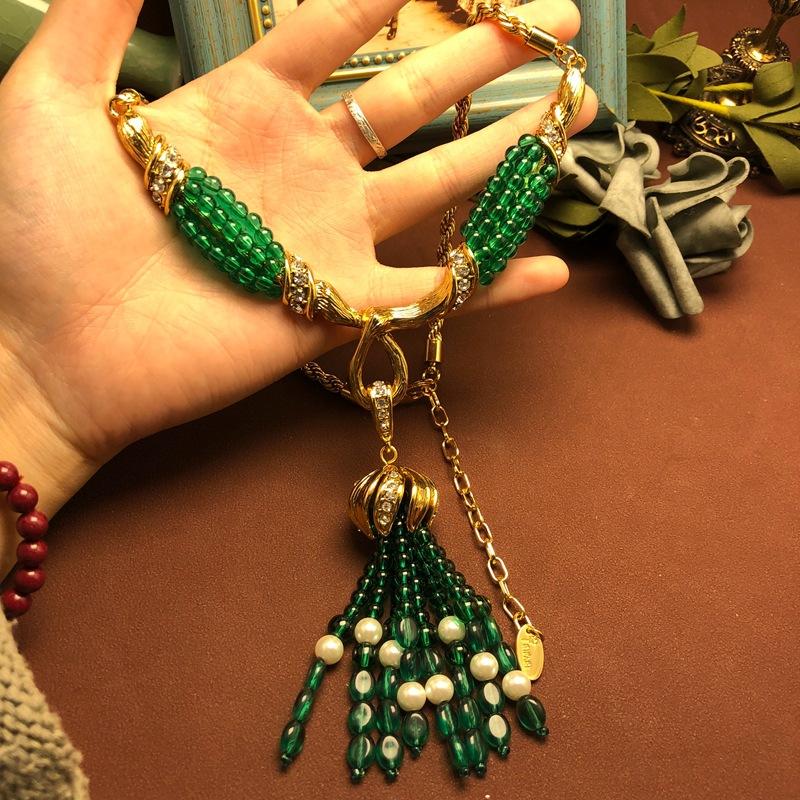 This New Design Green Glass Bead Tassel Pendant Short Necklace Exudes an Elegant Charm and Is a Versatile Sweater Chain