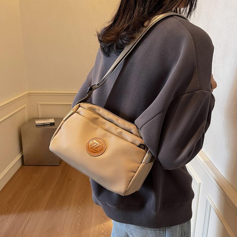 Casual simple bag women's new fashion niche design shoulder messenger bag multi-layer pillow bag