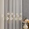 Tenda a Pannello Bianca Ricamata con Fiori Tridimensionali – Rete Filtrante per Arredamento Elegante
