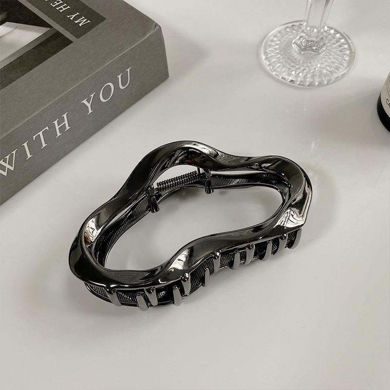 Small Niche Design Irregular Liquid Lines Cloud Shaped Large Women's Metal Grab Clip Daily Fashion Wear Dished Hair Shark Clip