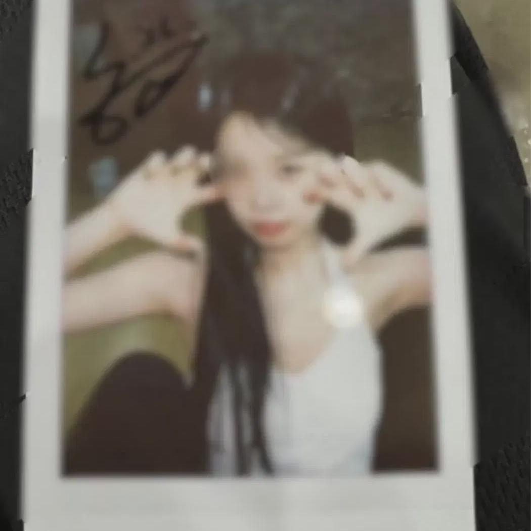 

Суджин Ризз Саполл подписывает Polaroid Sapol Makestar