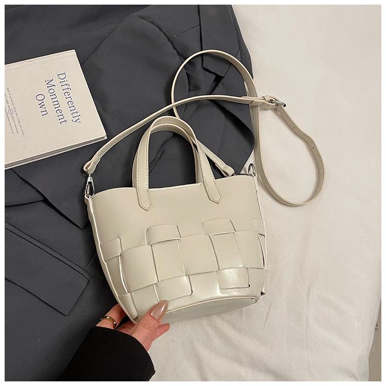 

Simple woven hand bag women s 2025 new spring Korean version high-end shoulder bucket bag trendy messenger women s bag