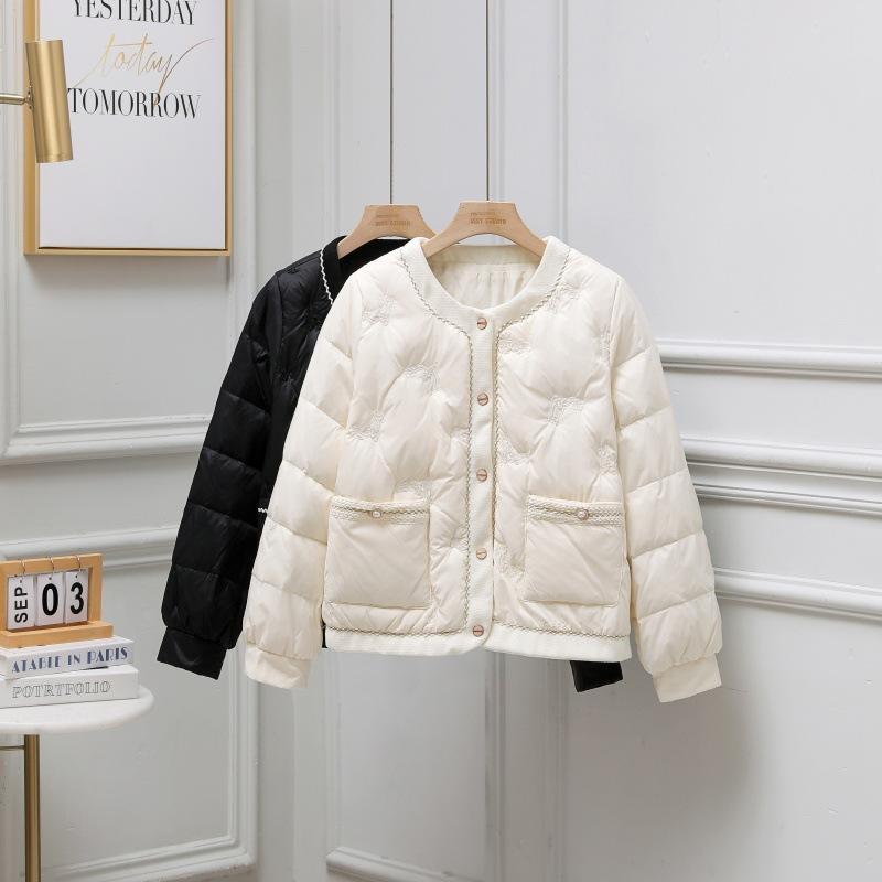 Xiaoxiangfeng light and thin small down jacket short winter new embroidered round neck trimmed collarless duck down jacket
