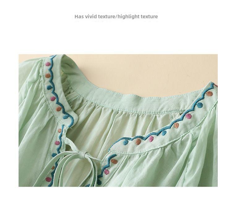 Damen Baumwoll- & Leinen besticktes V-Ausschnitt Sommeroberteil mit Dreiviertelärmeln und Bindekragen.