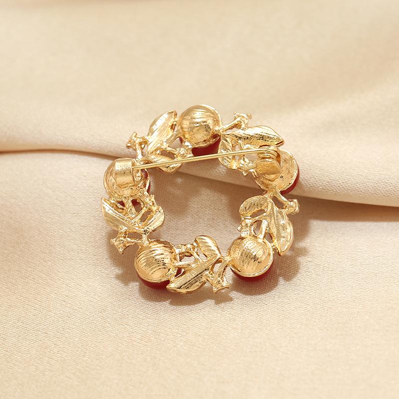 Red round brooch female high-end female corsage pin pearl suit light luxury niche light luxury simple accessories suit